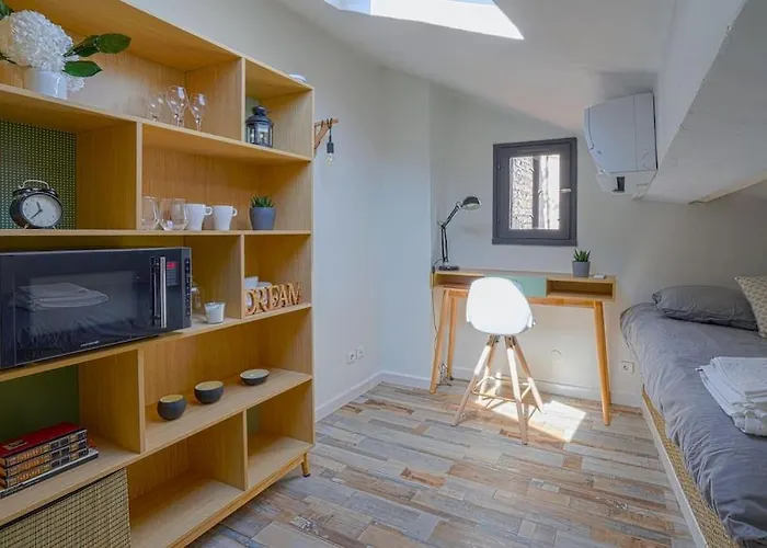 Studio Sous Les Toits Tres Bien Place Et Climatise